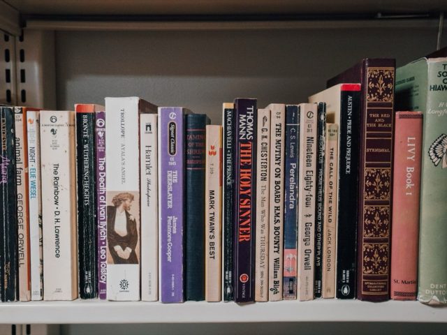 Choisir entre poche, broché et relié pour sa bibliothèque